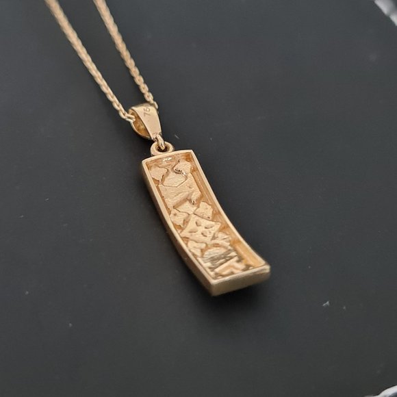 Gold curved with stylish design pendant - Picture 6 of 9